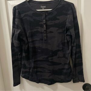 Long Sleeve Henley Top in Black & Charcoal Camo